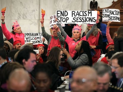 Manifestantes protestam contra a indica&ccedil;&atilde;o de Jeff Sessions durante a sess&atilde;o no Congresso que ir&aacute; confirmar seu nome para a Justi&ccedil;a. 