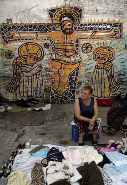 Una mujer improvisa un puesto de venta en la plaza de la Gardenya.