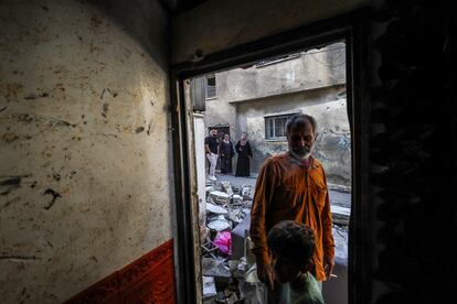 Un hombre observa los daños en el interior de su casa quemada en el campo de refugiados de Yenín, Cisjordania. 