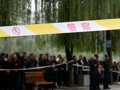 Cordón policial ante la puerta de la guardería en la que una mujer ha atacado a 14 niños en China.