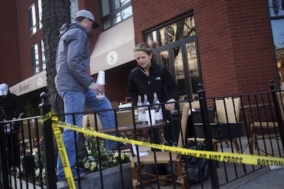 Trabajadores de un restaurante limpian las mesas, el día después del atentado del Maratón de Boston (EE UU), que quedaron vacías tras ser evacuado el restaurante.