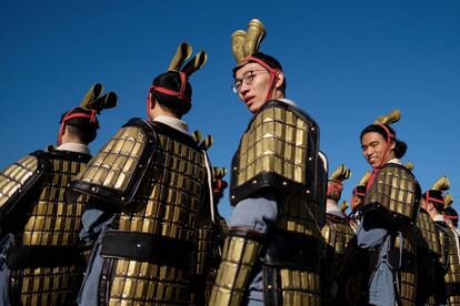 Un grupo de hombres vestidos con ropa tradicional china tras participar en un photocall para promocionar la región de Shaanxi en el evento World Travel Market en el centro ExCel de Londres, Inglaterra.