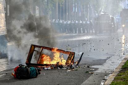 Instante en que Pablo Grillo cae herido por el impacto de un cartucho de gas lacrimógeno disparado por la Gendarmería durante la marcha en apoyo a los jubilados del miércoles 12 de marzo, en Buenos Aires.