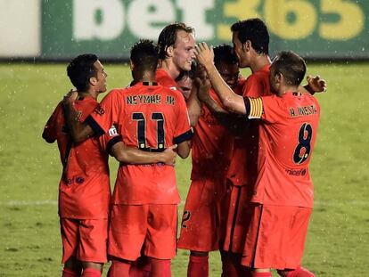 Los jugadores del Barça celebran el segundo gol.