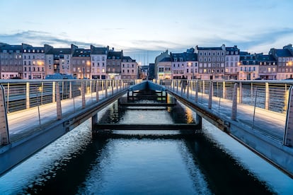 El puente Passerelle Michel Legrand en Cherburgo (Francia).