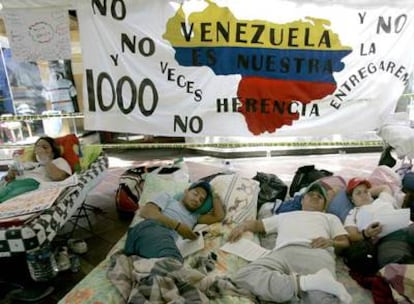 Varios estudiantes participantes en una huelga de hambre, el miércoles en Caracas.