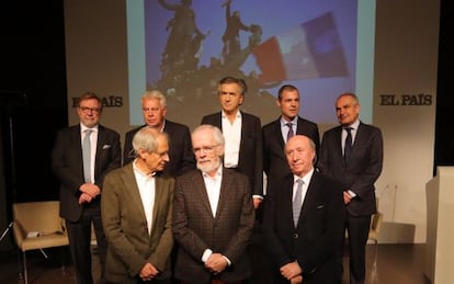 Da esquerda para a direita e de cima para baixo, o presidente do grupo PRISA, Juan Luis Cebrián; o ex-presidente Felipe González; o pensador Bernard Henri-Lévy; o embaixador da França, Jérôme Bonnafont; o diretor do EL PAÍS, Antonio Caño; e os cartunistas El Roto, Forges e Peridis.