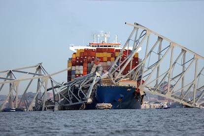 Vista del buque 'Dali' tras el choque contra el puente Francis Scott Key, este martes en Baltimore. 