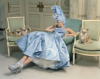 Kate Moss, fotografiada por Tim Walker para 'Vogue USA' en 2012 en el Ritz de París, con un vestido de Sarah Burton para Alexander McQueen y una estética inspirada en la reina francesa.