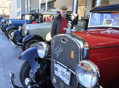 Uno de los participantes ayer en la exposición de vehículos Ford A en el Mercado Puerta de Toledo.