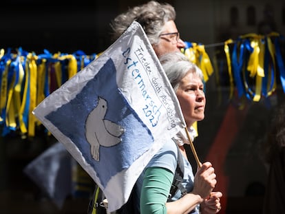 Una mujer asiste a una concentración pacifista en contra de la guerra de Ucrania celebrada en Frankfurt, el 10 de abril de 2023.