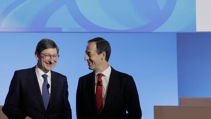 El presidente de CaixaBank, José Ignacio Goirigolzarri, y el consejero delegado, Gonzalo Gortázar, en la junta del banco celebrada en Valencia, este viernes.