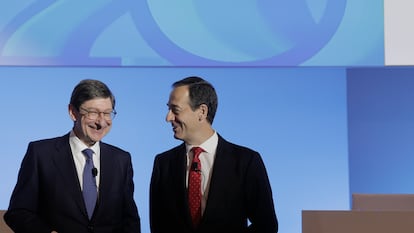 El presidente de CaixaBank, José Ignacio Goirigolzarri, y el consejero delegado, Gonzalo Gortázar, en la junta del banco celebrada en Valencia, este viernes.