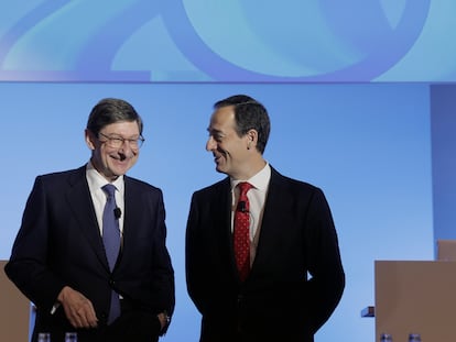 El presidente de CaixaBank, José Ignacio Goirigolzarri, y el consejero delegado, Gonzalo Gortázar, en la junta del banco celebrada en Valencia, este viernes.