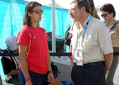 Nuria Domínguez, tras secarse las lágrimas, charla con Jaime Lissavetzky, secretario de Estado para el Deporte.