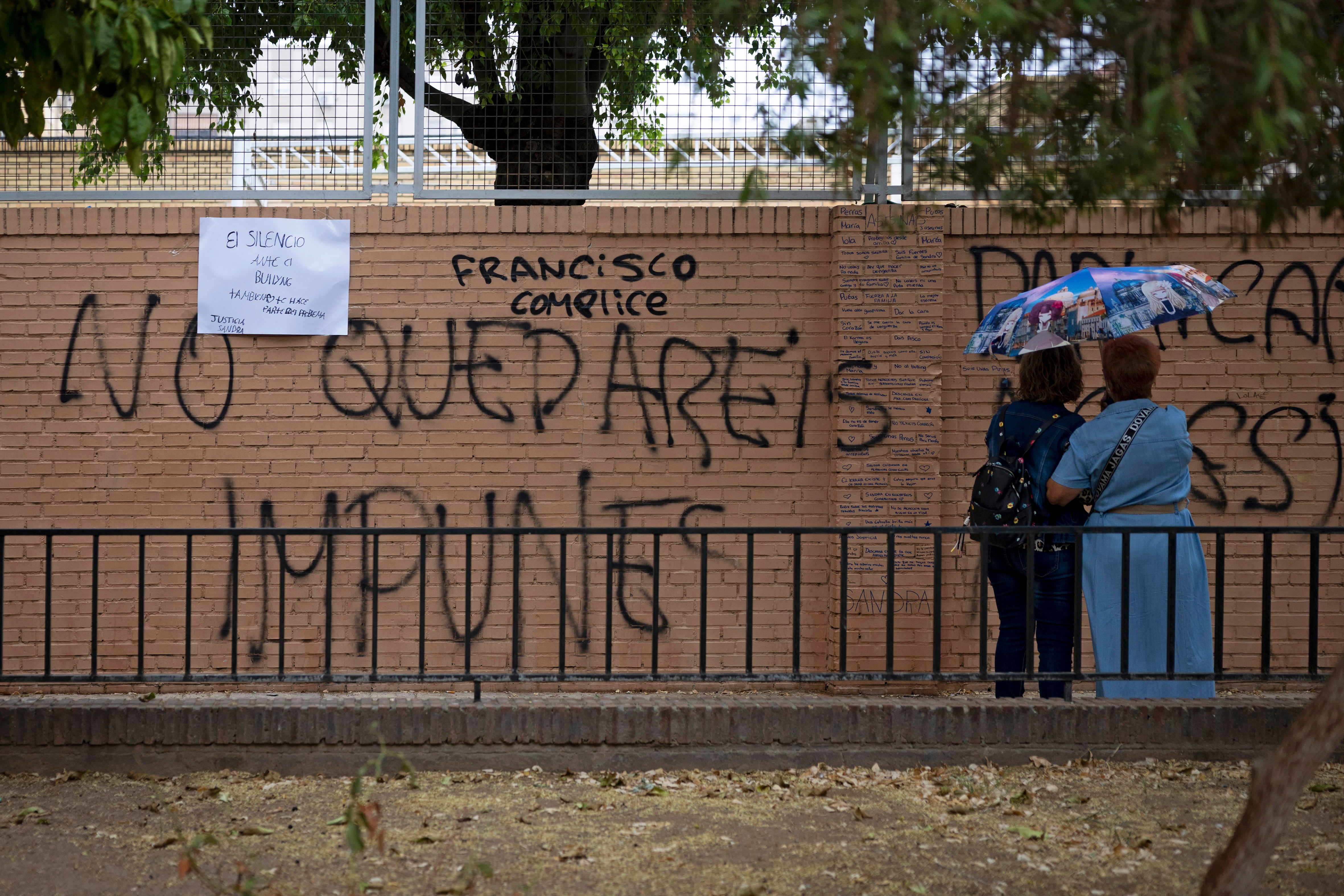Otras pintadas en el muro del colegio Irlandesas de Loreto, este lunes en sevilla.
