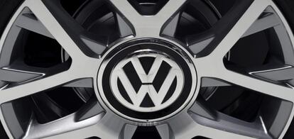 Detalle del logotipo de Volkswagen en la llanta de un coche expuesto en un Sal&oacute;n del Autom&oacute;vil. 