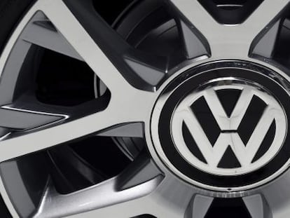 Detalle del logotipo de Volkswagen en la llanta de un coche expuesto en un Sal&oacute;n del Autom&oacute;vil. 