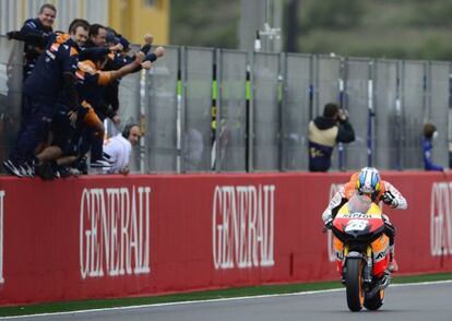 Dani Pedrosa celebra su victoria.