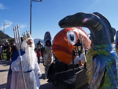 El renacimiento del carnaval callejero en Santoña, que en 2017 tendrá lugar hasta el 11 de marzo, se produjo a principios de los años ochenta, por iniciativa de las peñas de la localidad. El sábado 4 de marzo vivirá su celebración más distintiva: una representación del juicio sumarísimo en el fondo del mar a un besugo por raptar a una sirena (en la foto), y su posterior entierro. El argumento recoge la que según dicen fue la historia cantada por la última murga que se celebró en Santoña en 1934.