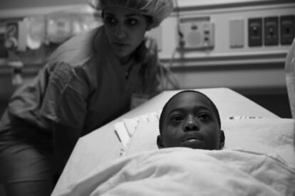 Tavon Tanner, de 11 años de edad, llora antes de practicarle una operación de cirugía en el hospital infantil Lurie, en Chicago (Estados Unidos), para extraerle una bala mientras se encontraba con su madre Mellanie Washington, en agosto de 2016. Tavon es uno de los 24 niños menores de 12 años víctimas de disparos durante el año pasado en la ciudad de Chicago. E. Jason Wambsgans del 'Chicago Tribune' ganó el Premio Pulitzer 2017 en la categoría 'Feature Photography'.