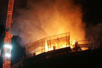 Hacia las 23.30 un incendio declarado en la Torre Espacio, en la antigua Ciudad Deportiva del Real Madrid, muy cerca  de la Plaza Castilla no ha impedido "la fiesta".  Miles de personas aguardaban en la en la zona la llegada de la selección de baloncesto, aunque la celebración no se ha interrumpido.