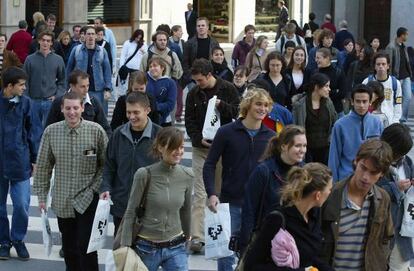 Estudiantes extranjeros de la Universidad del País Vasco (UPV), en las calles de Bilbao.