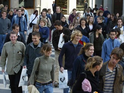 Estudiantes extranjeros de la Universidad del País Vasco (UPV), en las calles de Bilbao.