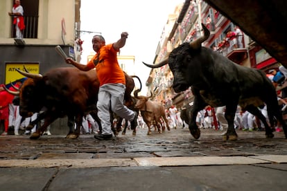 A runner is chased by bulls from the Miura ranch at the Mercaderes curve, this Sunday.