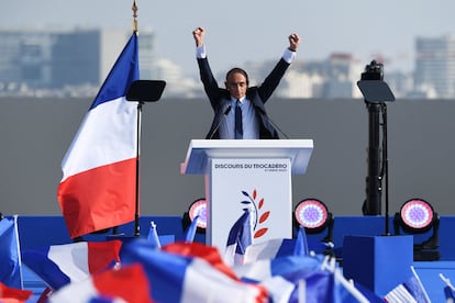 El candidato a la presidencia de Francia, Eric Zemmour, en un acto de campaña en la plaza de Trocadero de París el 27 de marzo. 