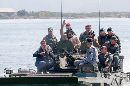 Fotografía cedida por prensa de Miraflores que muestra al presidente de Venezuela, Nicolás Maduro (al centro), mientras encabeza unas maniobras militares, este domingo en Caracas (Venezuela). 