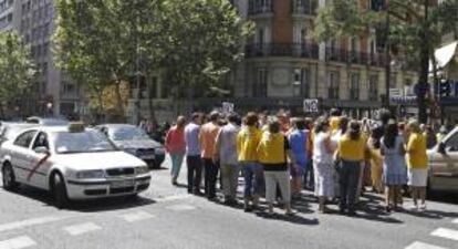 Un grupo de trabajadores de la Administración y del sector público se han contrado hoy en simbólica acampada en la plaza de Neptuno de Madrid y han mantendo cortado el tráfico del Paseo del Prado en dirección sur tras recorrer varias calles céntricas de Madrid.