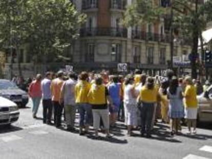 Un grupo de trabajadores de la Administración y del sector público se han contrado hoy en simbólica acampada en la plaza de Neptuno de Madrid y han mantendo cortado el tráfico del Paseo del Prado en dirección sur tras recorrer varias calles céntricas de Madrid.