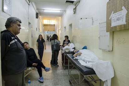 Pacientes atendidos en los pasillos del hospital Lucio Mel&eacute;ndez de Adrogu&eacute;.