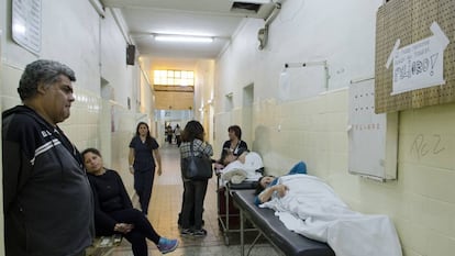Pacientes atendidos en los pasillos del hospital Lucio Meléndez de Adrogué.
