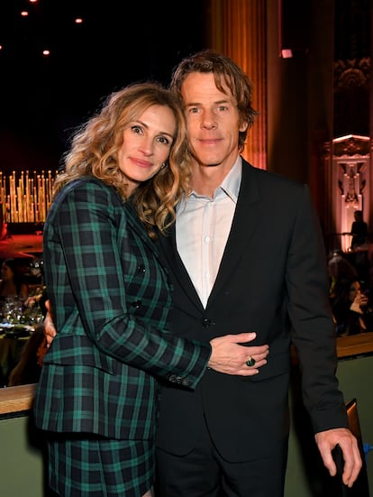 Julia Roberts y Daniel Moder. Llevan más de 20 años juntos y, sin embargo, la gran mayoría de los cinéfilos siguen ignorando el nombre del marido de la estrella de 'Pretty Woman'. Así de discretos se han mostrado durante este tiempo la actriz y el director de fotografía, que se conocieron en el set de la película 'The Mexican' y han sido desde entonces los pilares de una familia con tres retoños. Roberts ha confesado que, desde que conoció a su marido, “no ha dejado de sonreír”.