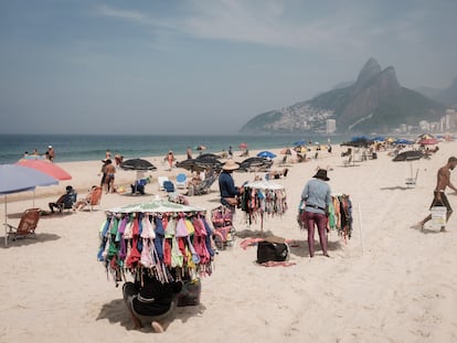 Vendedores de bikinis, el pasado marzo en la playa de Ipanema, en Río de Janeiro.