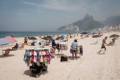 Vendedores de bikinis, el pasado marzo en la playa de Ipanema, en Río de Janeiro.