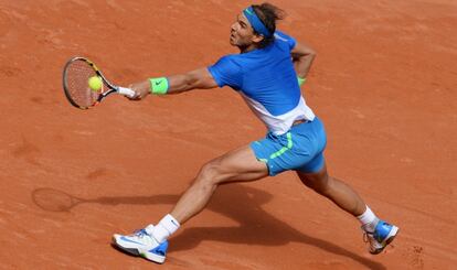 Nadal devuelve la pelota contra Cuevas.