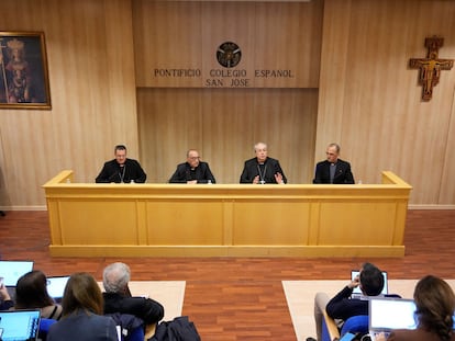 El presidente de la Conferencia Episcopal Española (CEE), el cardenal Juan José Omella (2i), Jesús Vidal (i), obispo auxiliar de Madrid, y Cesar García (2d), secretario general de los obispos españoles, en rueda de prensa el 28 de noviembre, en Roma (Italia).