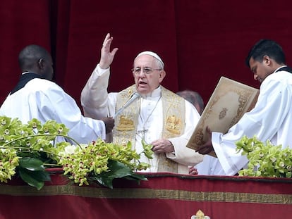 O Papa Francisco dá a bênção Urbi et Orbi em Roma neste domingo.