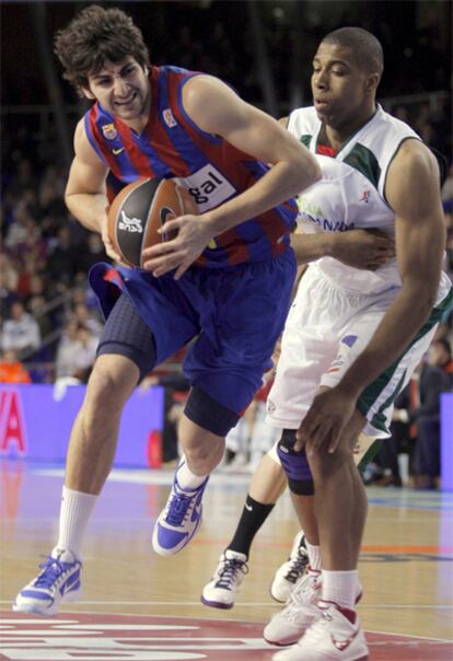 El azulgrana Ricky Rubio protege el balón ante el pívot del Grananda Hendrix.