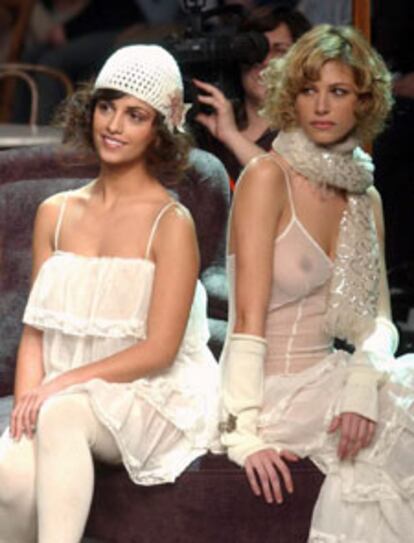 Mónica Cruz (a la izquierda) y Martina Klein, durante el desfile de TCN en la Pasarela Gaudí.