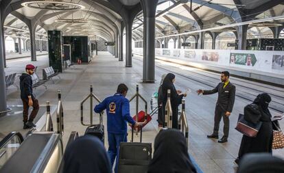 Un empleado atiende a pasajeros en la estación de Yedah.