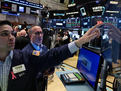 FILE PHOTO: Traders work on the floor at the New York Stock Exchange (NYSE) in New York City, U.S., October 27, 2023.  REUTERS/Brendan McDermid/File Photo