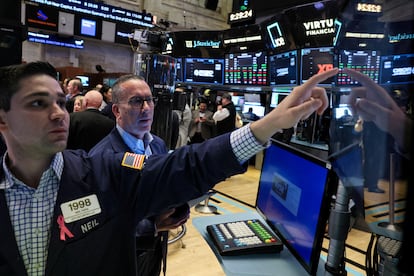 Los operadores trabajan en la Bolsa de Nueva York (NYSE).