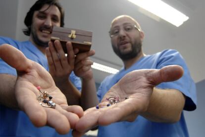Los osteópatas Josito Represas y Jorge Méndez muestran <i>piercings</i> en su clínica de A Coruña.