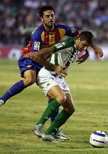 El valencianista Fiori (izda.) pugna por el balón con Joaquín.