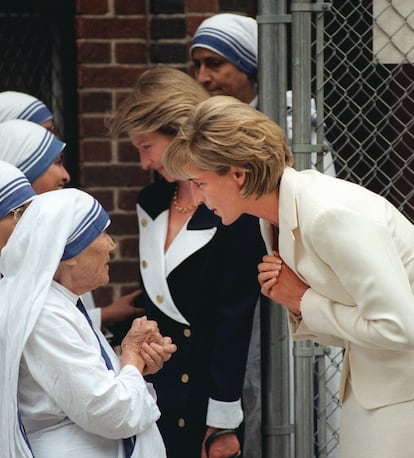 En junio de 1997, Diana y la madre Teresa de Calcula se encontraron en Nueva York. Dos iconos del momento juntos en una sola imagen. Ambas morirían tres meses después.