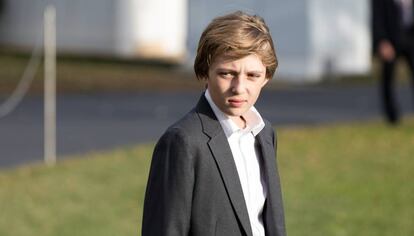 Barron Trump, el hijo menor del presidente Donald Trump, en los jardines de la Casa Blanca.